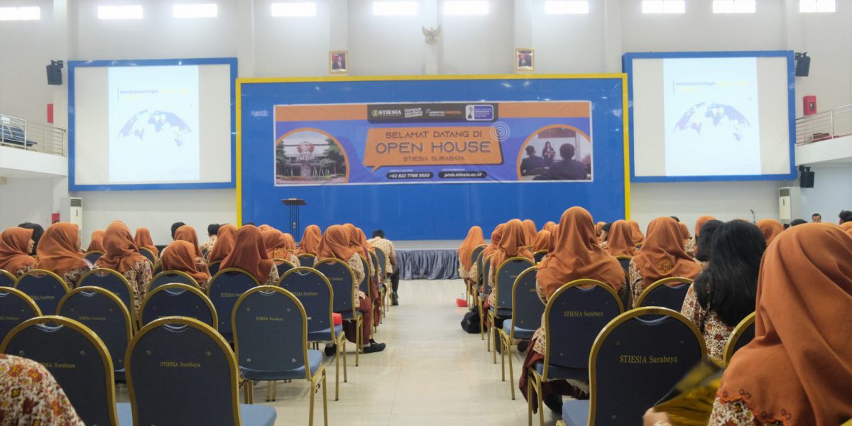 Para siswa mengikuti Prodi Talk dalam kegiatan outing class di Hall Stiesia Surabaya, Kamis (16/3/2023)