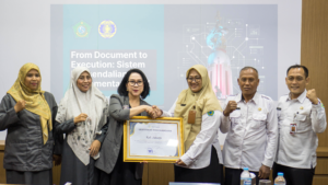 Kepala Bidang Pengendalian Penduduk Dinas Pemberdayaan Perempuan , Perlindungan Anak dan Keluarga Berencana Pemkab Sidoarjo , Juniyanti Rochyantine, S.T., M.T. (tiga dari kanan) menerima penghargaan dari STIESIA Surabaya.